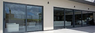 Les portes de empilement en aluminium faites sur commande de plaque en verre de vue saupoudrent la GLISSIÈRE de DOUCHE intérieure de revêtement de porte coulissante de voie de porte coulissante